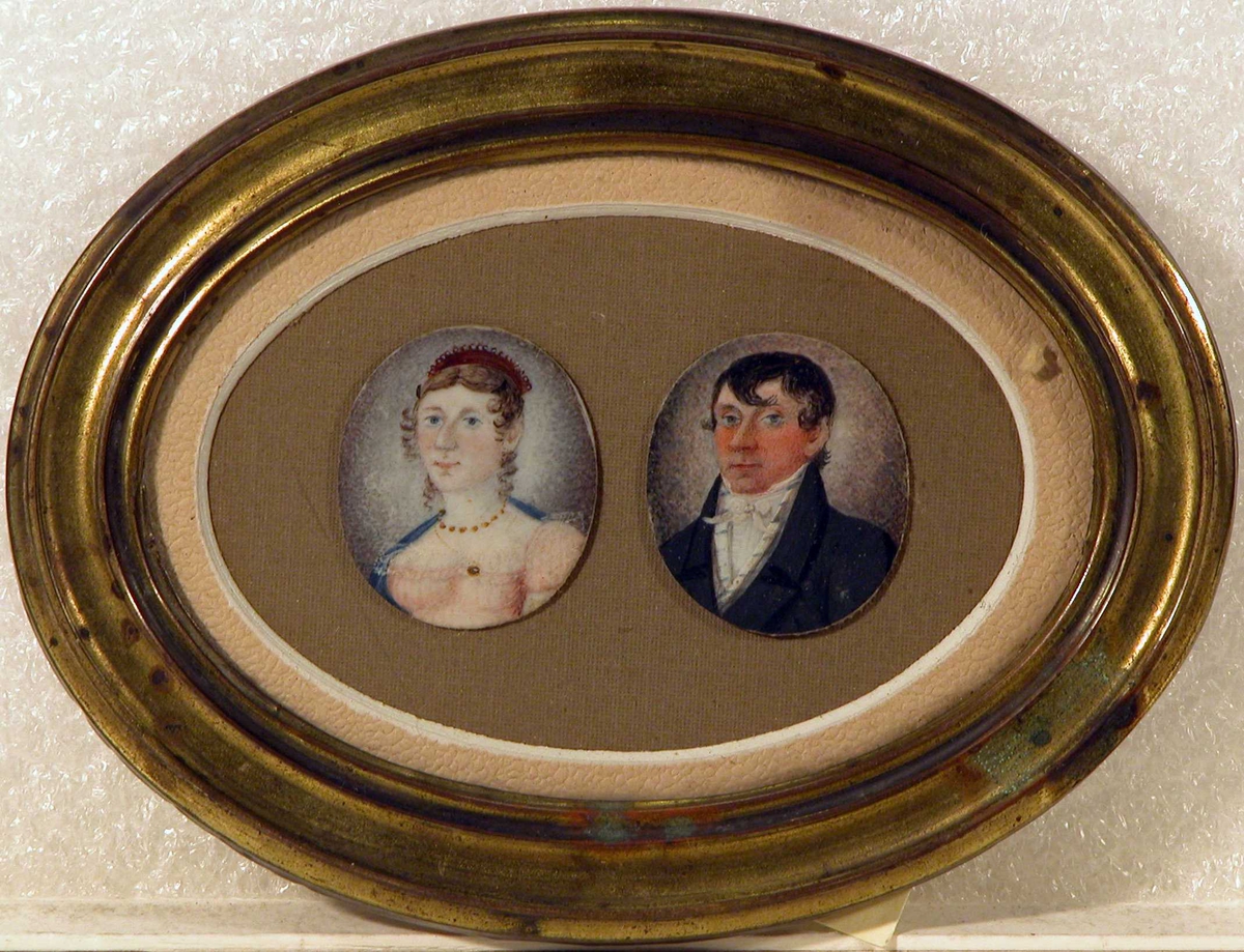 Tegnede portretter av en mann og en kvinne.      Det er enten kaptein Paul Kaald med frue, eller kaptein Nicolay Eide med frue.