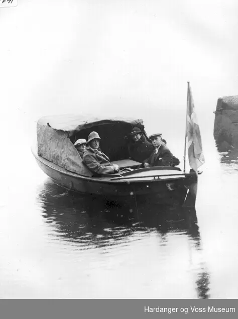 Motorbåt med fem personar ombord, Wallevik