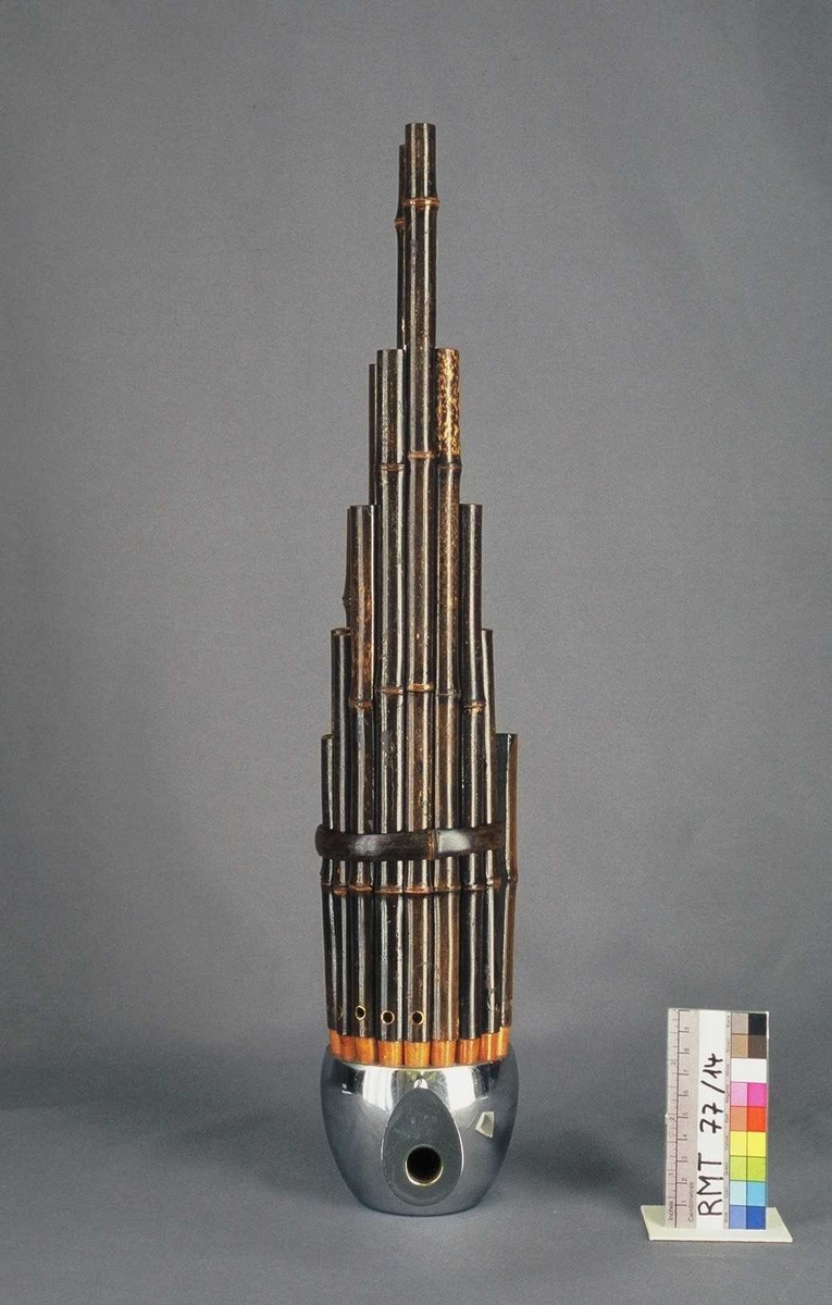Munnorgel med 17 piper av bambus.