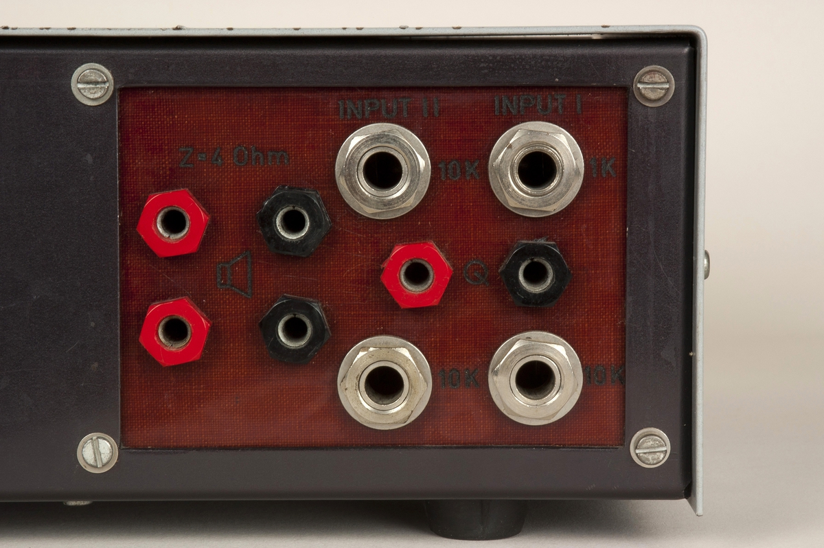 Transistorforsterker med utgangseffekt på 25 watt. 2 innganger med separat volumkontroll. Bass- og treblekontroll. Inngang for phono.