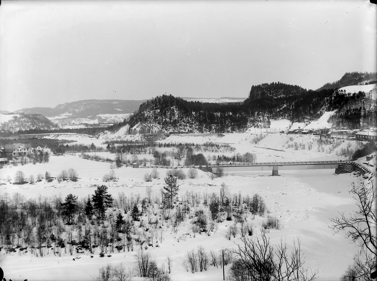 Utsikt fra Klinglierne mot Svorkmo stasjon, Orkla, og broa over elva.