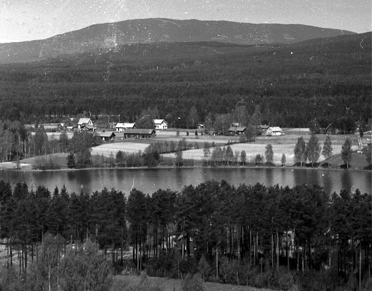 Søbakken, fotografert fra Ydalir (ca). Jordene på nordsiden av Sagtjernet er idag Søbakken skole. Nærmeste gård er Kjærnet.