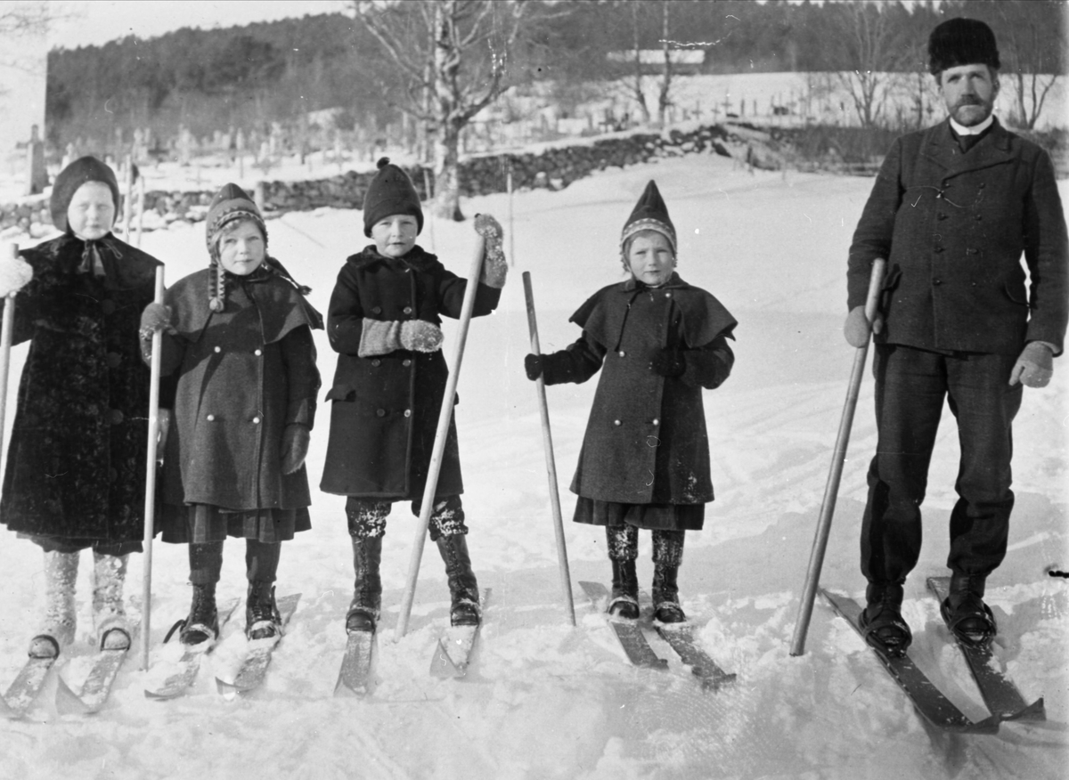 Distriktslege Waage med barn på skitur ved Tingvoll kirke