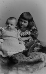 To søsken, Astrid Elsa og Christian Wilhelm Thams.