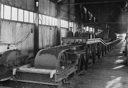 Norzink, lossebru, interiør, lossing av calcine, 3 menn, Ing