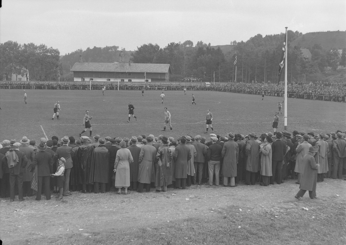Fotballkamp mellom Nesset og Drammen på Gressbanen