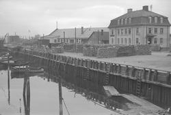 Gryta, Østre kanalhavn med Slaktehuskafeen og Brattøra bensi