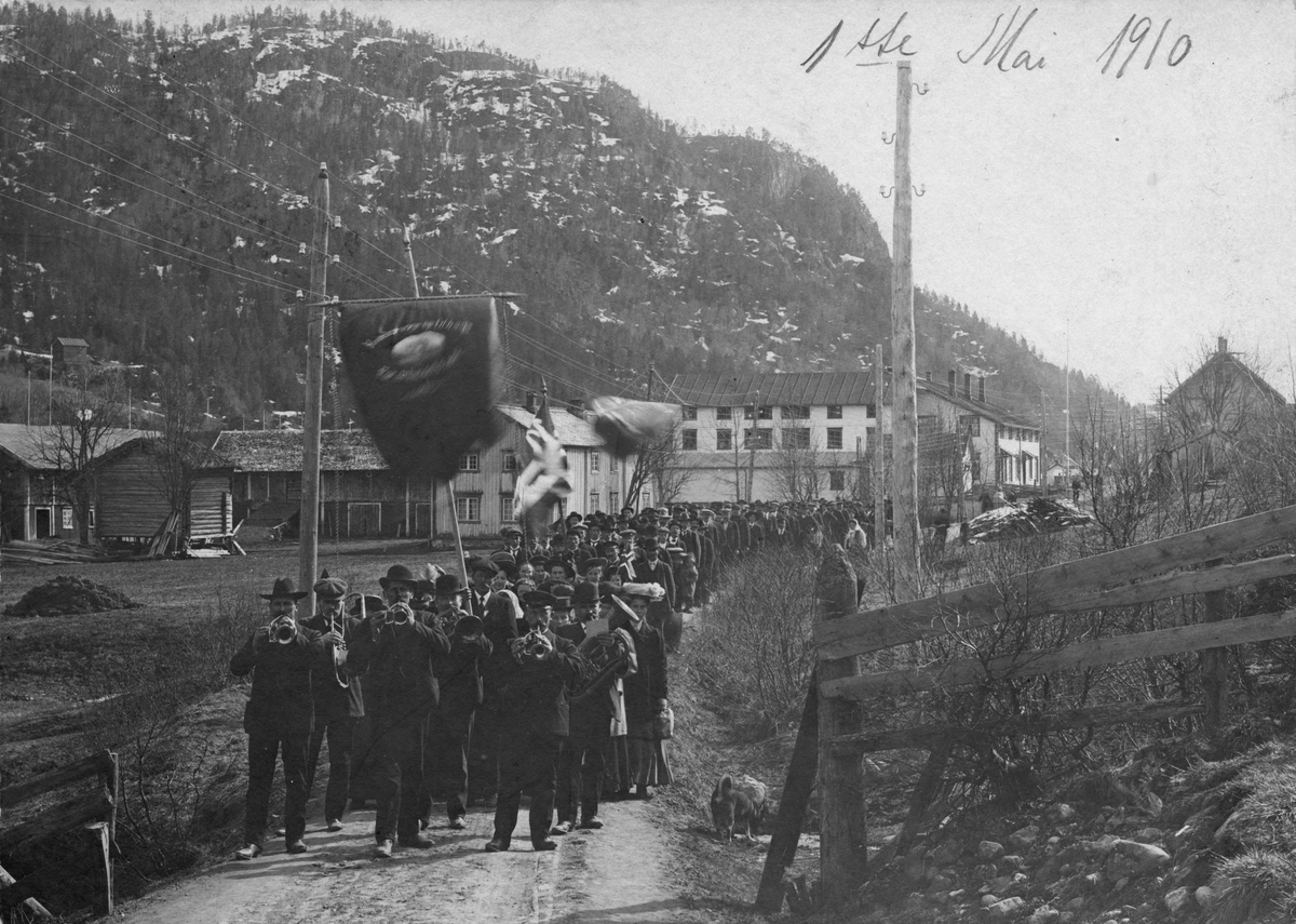 1. maitoget på Løkken Verk i 1910. Vavoll-gården og Løkken sentrum i bakgrunnen.