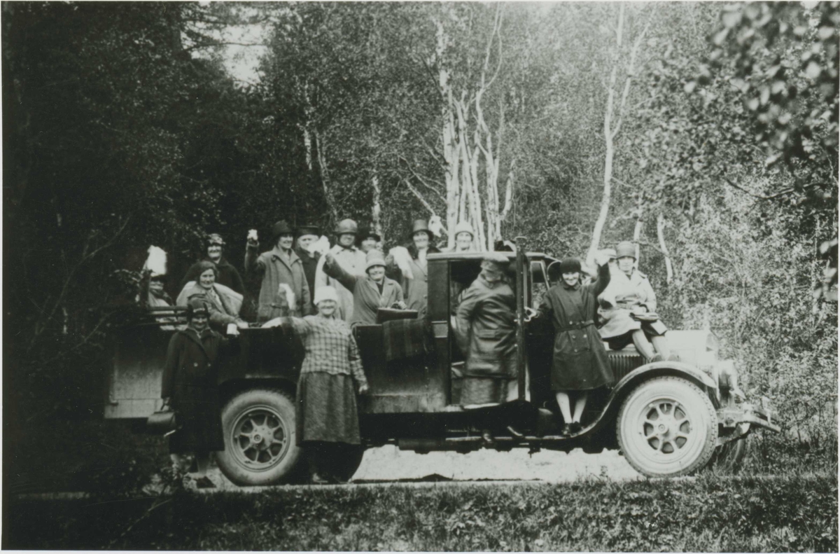Kvinner på tur med lastebil i 1928-29.