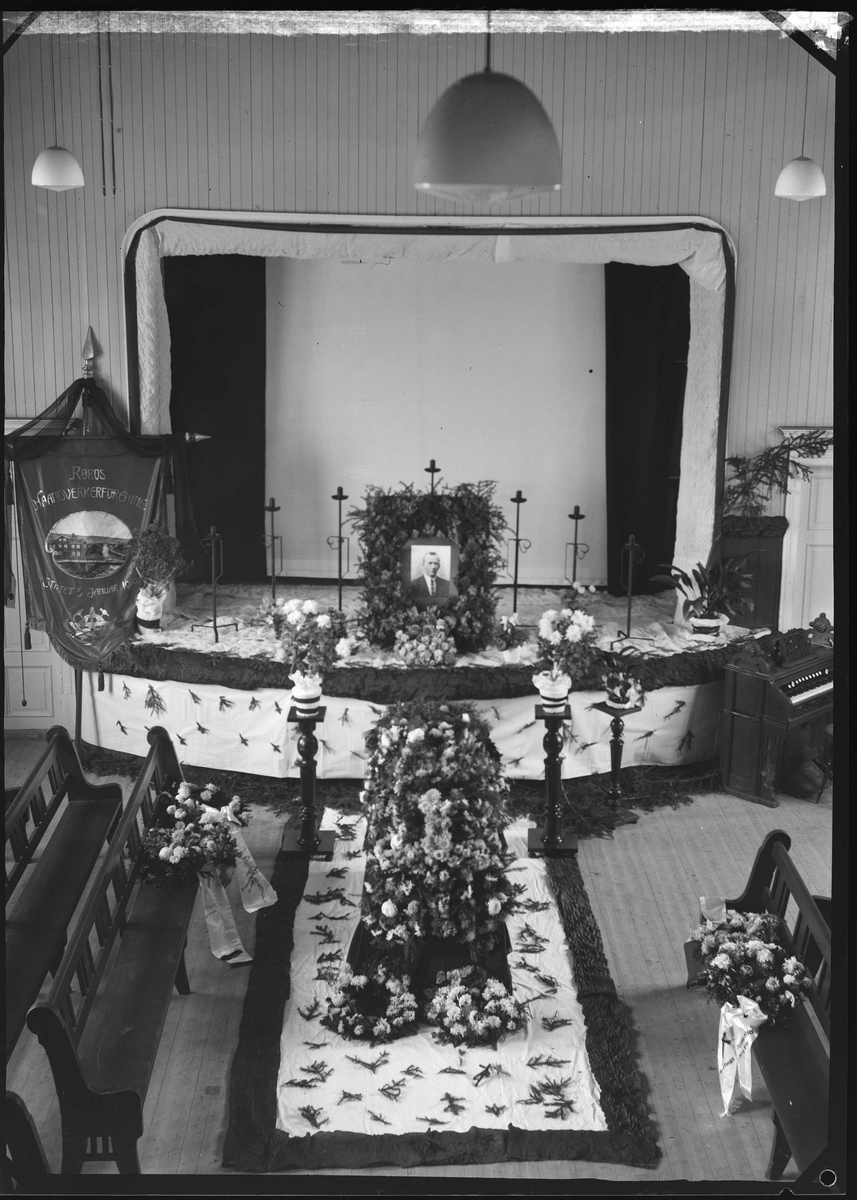Begravelse i Sangerhuset, Røros
