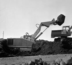 I forkant; Munch gravemaskin som forgraver, i bakgrunnen; Po