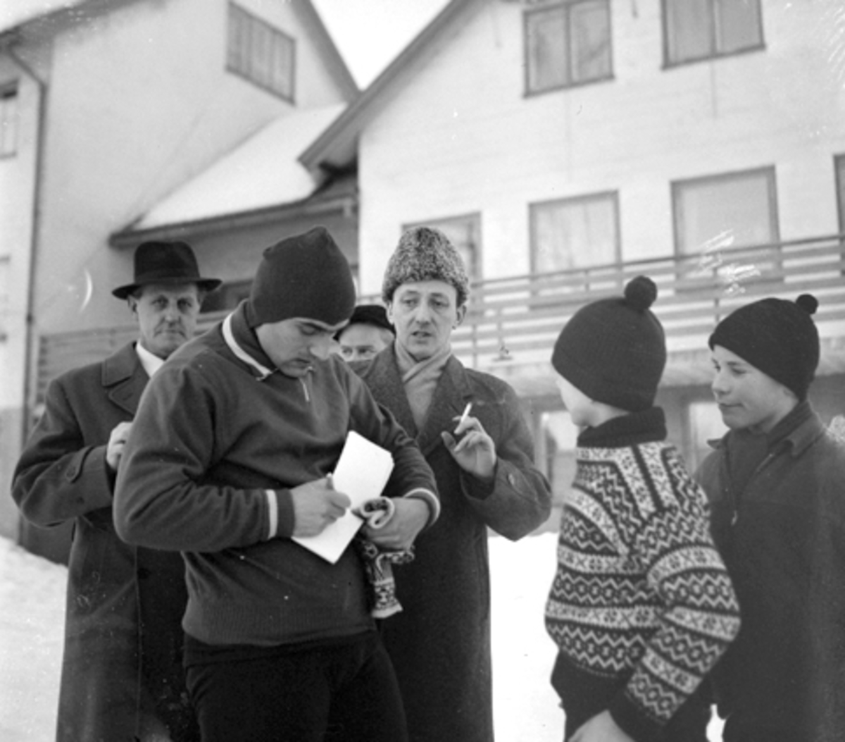 Oleg Gontsjarenko, Sovjet, skøyteløper skriver autografer, Hamar Stadion.