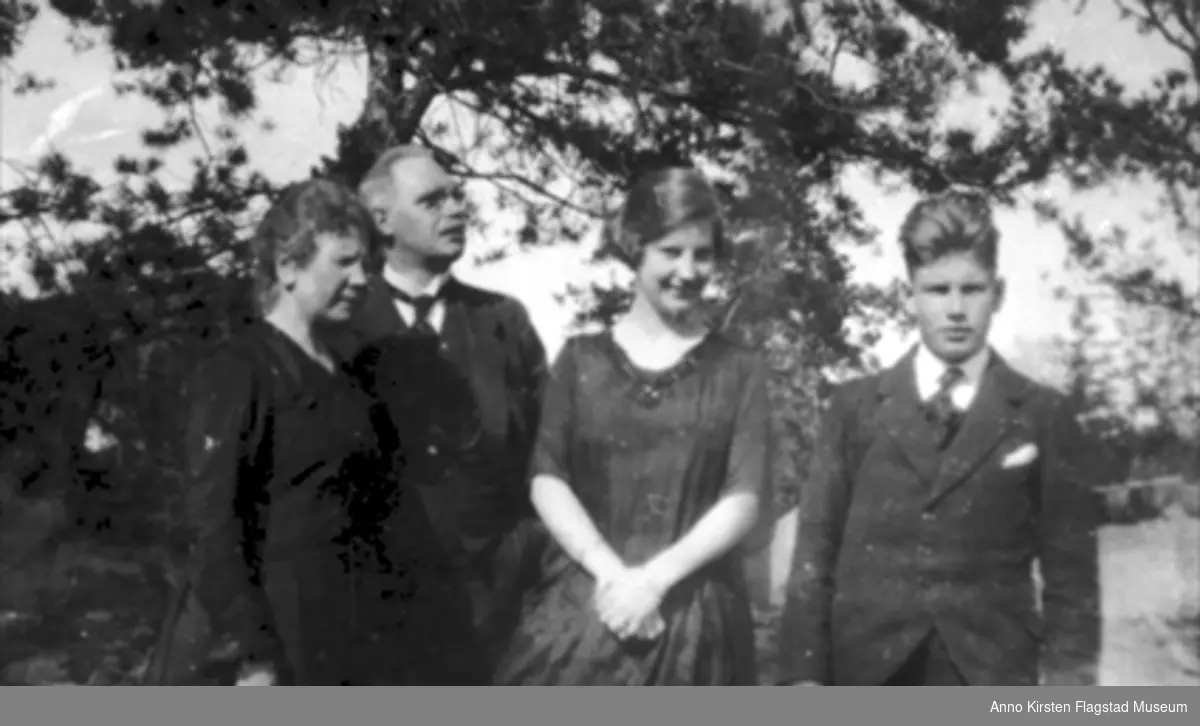 Fra venstre: Kirstens forelder Marie Flagstad og Michael Flagstad, Kirsten Flagstad, Kirstens bror Lasse Flagstad ca. 1919. From left: Kirsten's parents Marie Flagstad and Michael Flagstad, Kirsten Flagstad, Kirsten's brother Lasse Flagstad about 1919