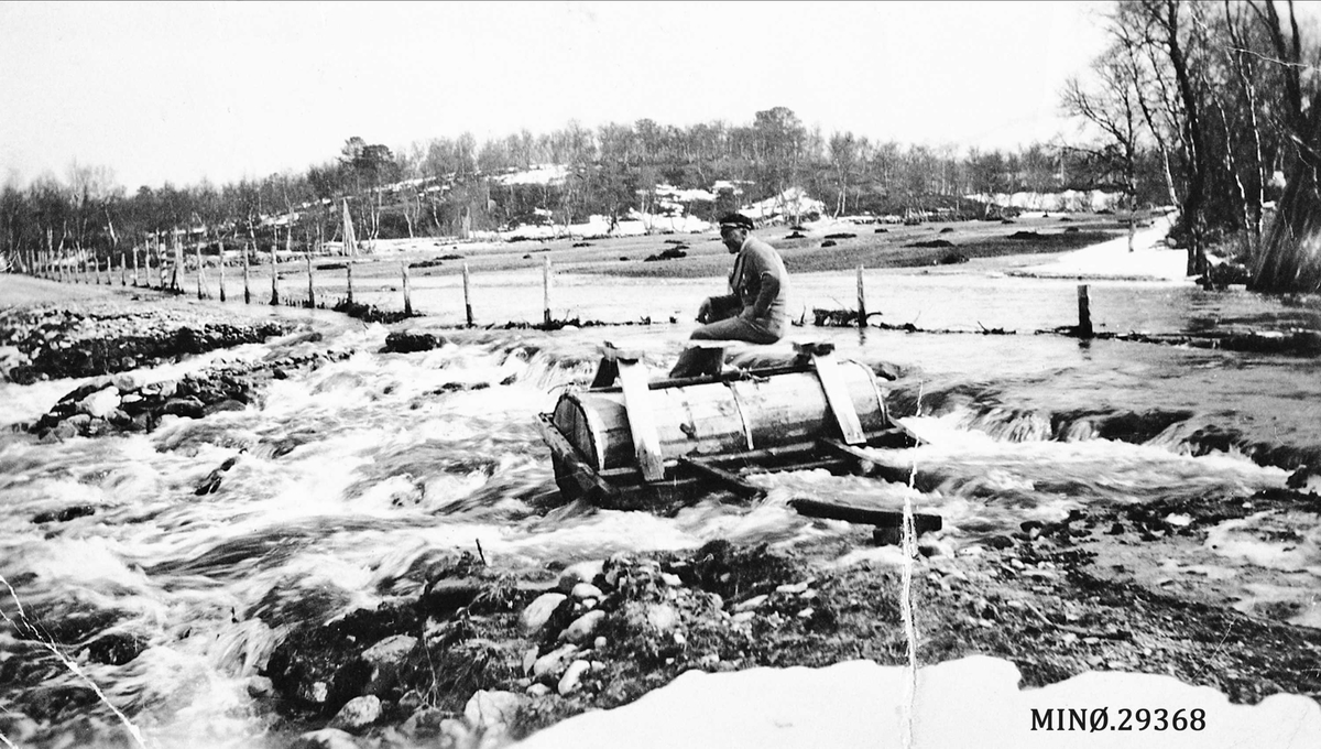 Vårflom 6. mai 1934. Mikkel Narbuvoll på en gammel verull mellom Nyvoll og Engåvoll