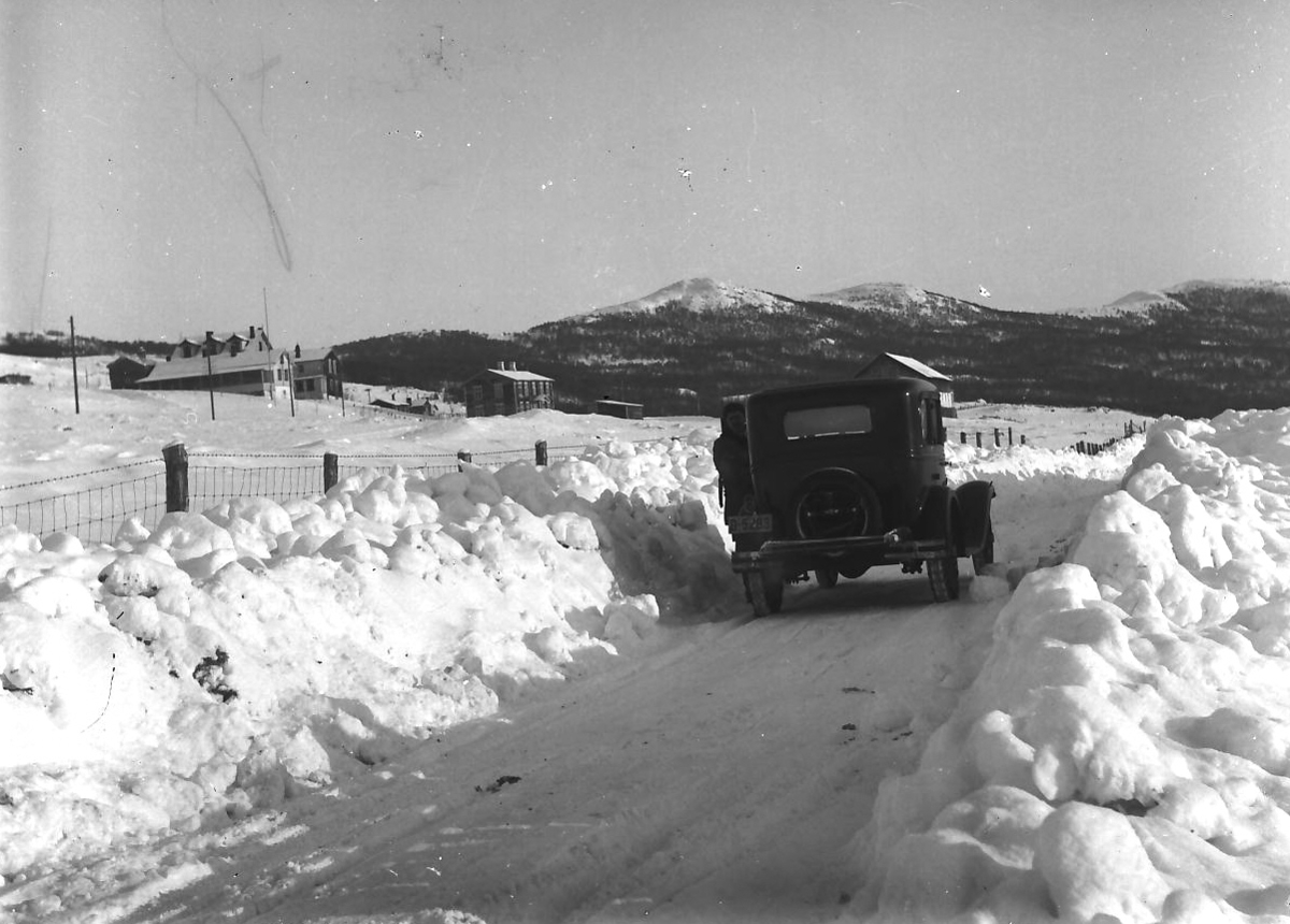 Veien Folldal - Hjerkinn, bil og dårlig brøytet vei, før 1935. 
