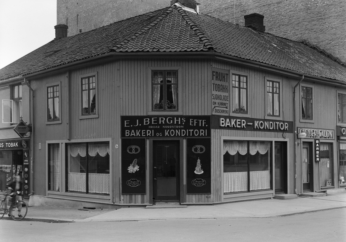 Baker Nordstrøm, Grønnegata 34, Hamar. Berghs Eftf., ekpeditør, . "Berghjørnet" Foto Normann 27. 07. 1943. 