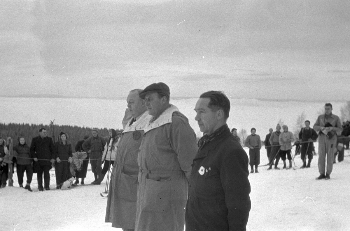 NM. Norgesmesterskap på ski, langrenn på Høsbjør i Furnes 1949. Skisport. Vinteridrett. Åpningssermoni ?, H. K. H. kronprins Olav. 