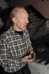 Smeden [Karl] Oddbjørn Knudsen (f. 1935), fotografert ved es