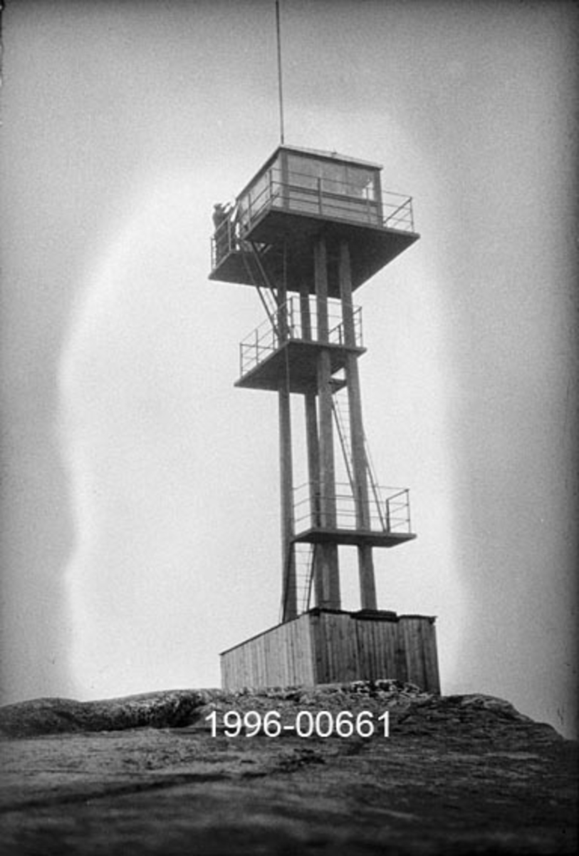 Tårnet på Rafjell skogbrannvakstasjon, øst for innsjøen Nuguren i Brandval, Hedmark.  Tårnet ligger 585 meter over havet.  Det ble bygd 1934 etter initiativ fra Brandval skogråd og med økonomiske tilskudd fra forsikringsselskapet Skogbrand.  Eier var Brandval kommune, som seinere er sammenlått med Kongsvinger.  Tårnet er utført i armert betong og står på ei bergflate. Det har fire loddrette bein eller pilarer som gir tårnet et rektangulært grunnplan, der det etter fotografiet å dømme inngår et rektangulært rom med inngang i den ene kortenden.  Adkomsten til utkikksstedet på toppen skjer via jernstiger og to plattformer med jernrekkverk, den nedre er støpt rundt to av pilarene, den øvre rundt alle fire.  På toppen står ei rektangulær utkikkshytte på en noe utkraget plattform med jernrekkverk.  Ved ett av hyttas hjørner er det reist ei stang.  Ut fra negativet er det vanskelig å ta stilling til om dette er ei flaggstang eller en lynavleder.  Fotografiet er tatt på en viss distanse og viser hele tårnet. 

Rafjelltårnet var bemannet i tørkeperioder sommerstid og inngikk i den regionale brannberedskapen i regionen fram til og med 1977-sesongen.  Kommunene Brandval, Vinger og Grue bidro til å finansiere dette tilsynet.  I 1935 ble det laftet ei tømmerhytte like ved tårnet, som overnattingssted for brannvaktene.  Fra og med 1978 overtok småflyentusiaster skogbranntilsynet.  Vakthytta ble ødelagt ved en brann i 1982.  Femten år seinere fikk Hokåsen utmarkslag laftet ei ny hytte med tanke på friluftsfolk som har Rafjellet som turmål.  Etter at skogbrannvaktholdet fra Rafjellet oppførte fikk tårnet i 1980 en ny funksjon som «mast» for politiets, tollvesenets og Røde Kors’ radiokommunikasjon.  Mange innså at brannvakttårnet var et interessant kulturminne, men det var uklart hvem som hadde vedlikeholdsansvar.  Tidlig på 2000-tallet anslo et ingeniørfirma at tårnet hadde et oppussingsbehov som ble kalkulert til 230 000 kroner.  Tiltak ble iverksatt med midler fra flere instanser, men med Kongsvinger kommune som hovedbidragsyter.