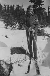 Claus Helberg i battle uniform stående på ski utenfor Sebrek