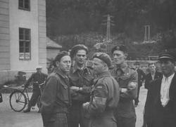 Under besøk av Amerikanske tropper på torget i Rjukan. Norsk