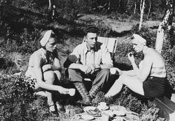 Kaffepause med en matbit på fjellet. Fra venstre: Hedvig Syv