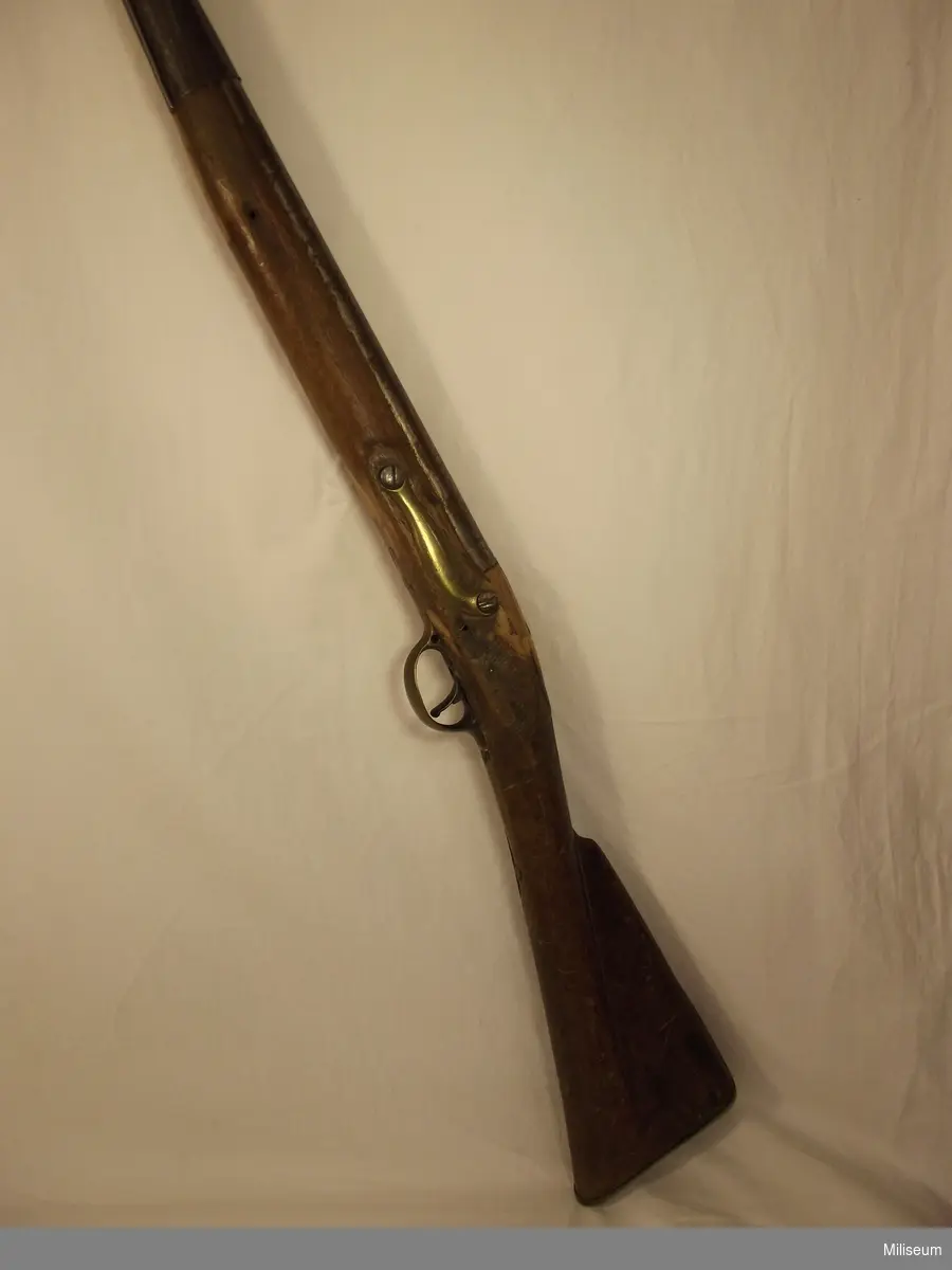 Bajonettfäktningsgevär från mitten av 1800-talet. Tillverkat av ett gevär m/1794. 
Kolven är märkt med 1815.
Vapennummer 100.