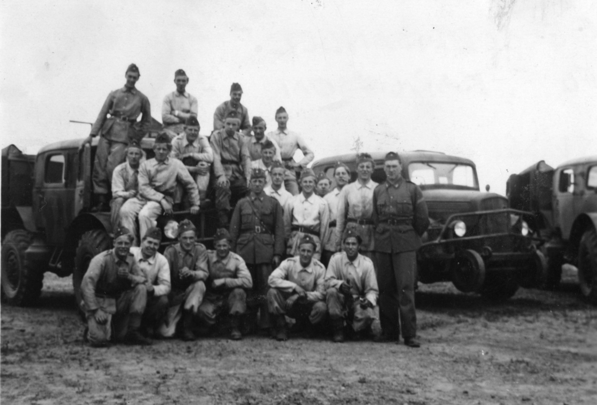 Brisander, sergeant, samt furir Karlsson. TVB m/1940, A 6.