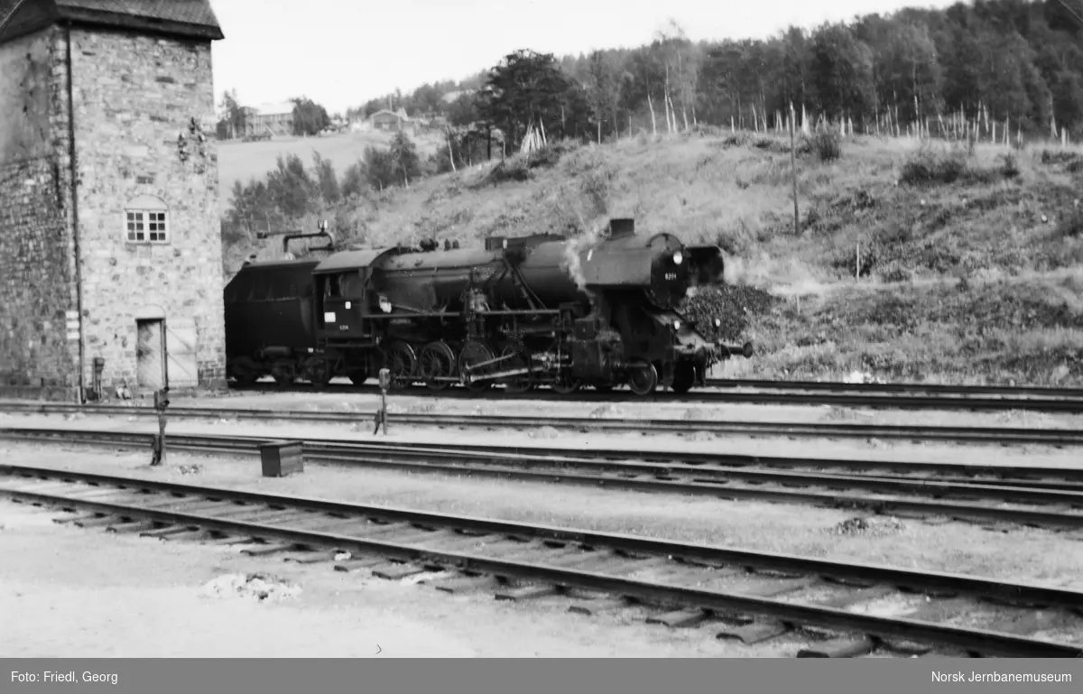 Damplokomotiv type 63a nr. 6204 på Dombås stasjon