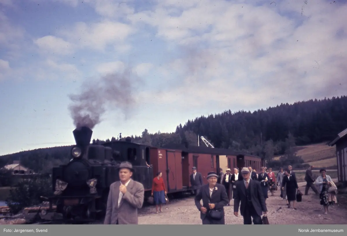 Blandet tog 2051, trukket av damplokomotiv nr. 4 "Setskogen", har ankommet dampskipsbrygga på Skulerud stasjon