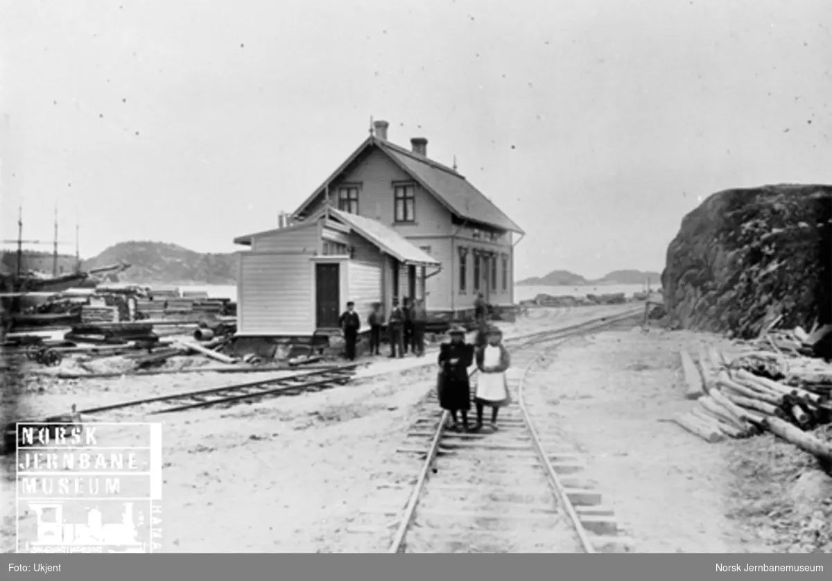 Lillesand stasjon, to barn poserer i sporet