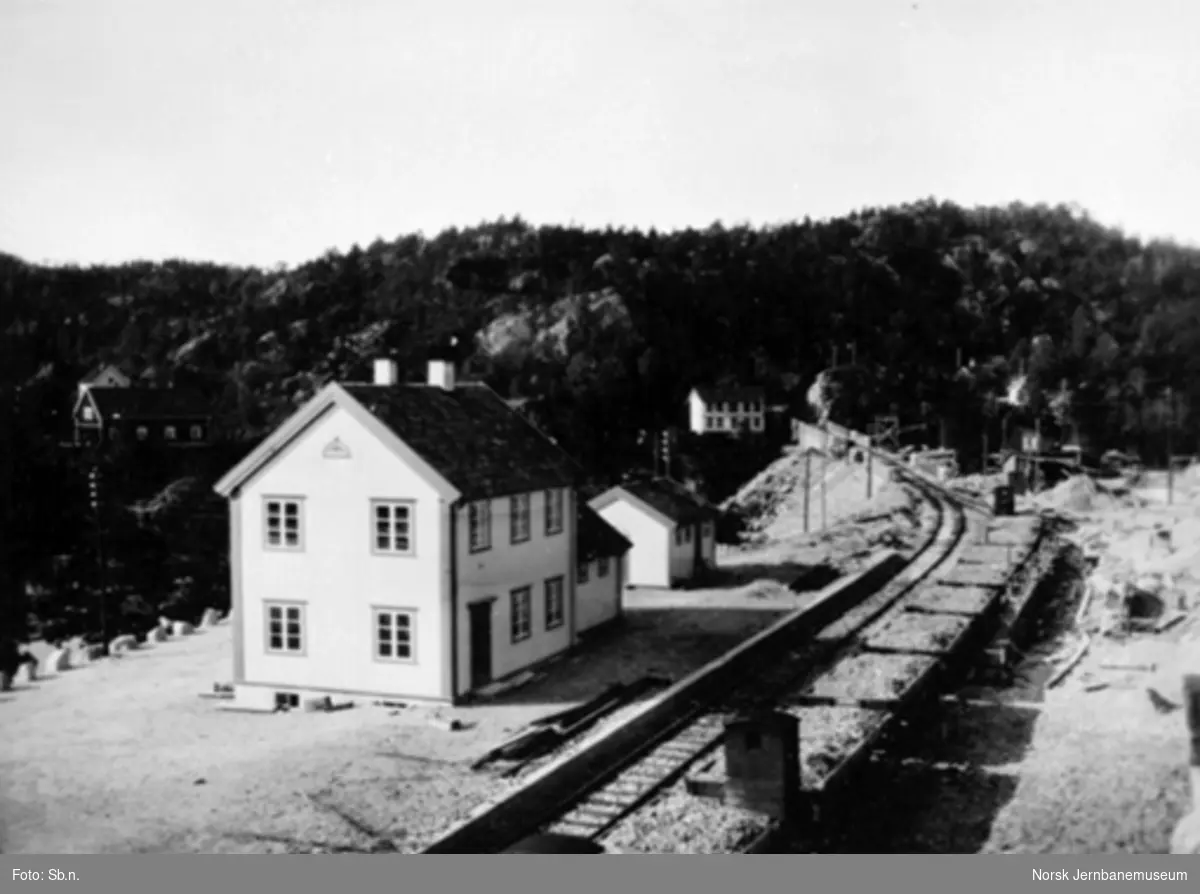 Vadfoss stasjon : grusvogner på stasjonen