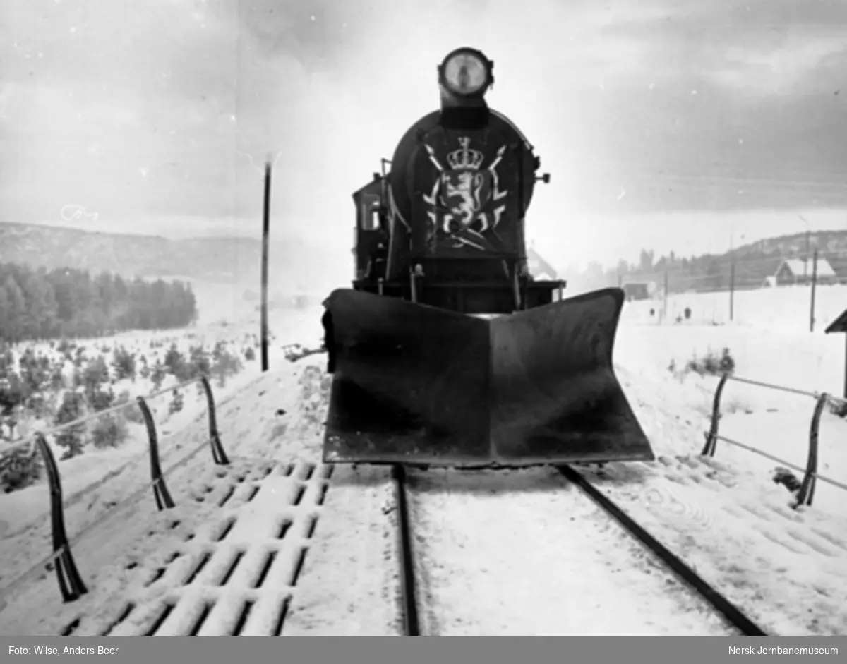 Åpning av strekningen Kongsberg-Kragerø; damplokomotivet på åpningstoget fotografert forfra