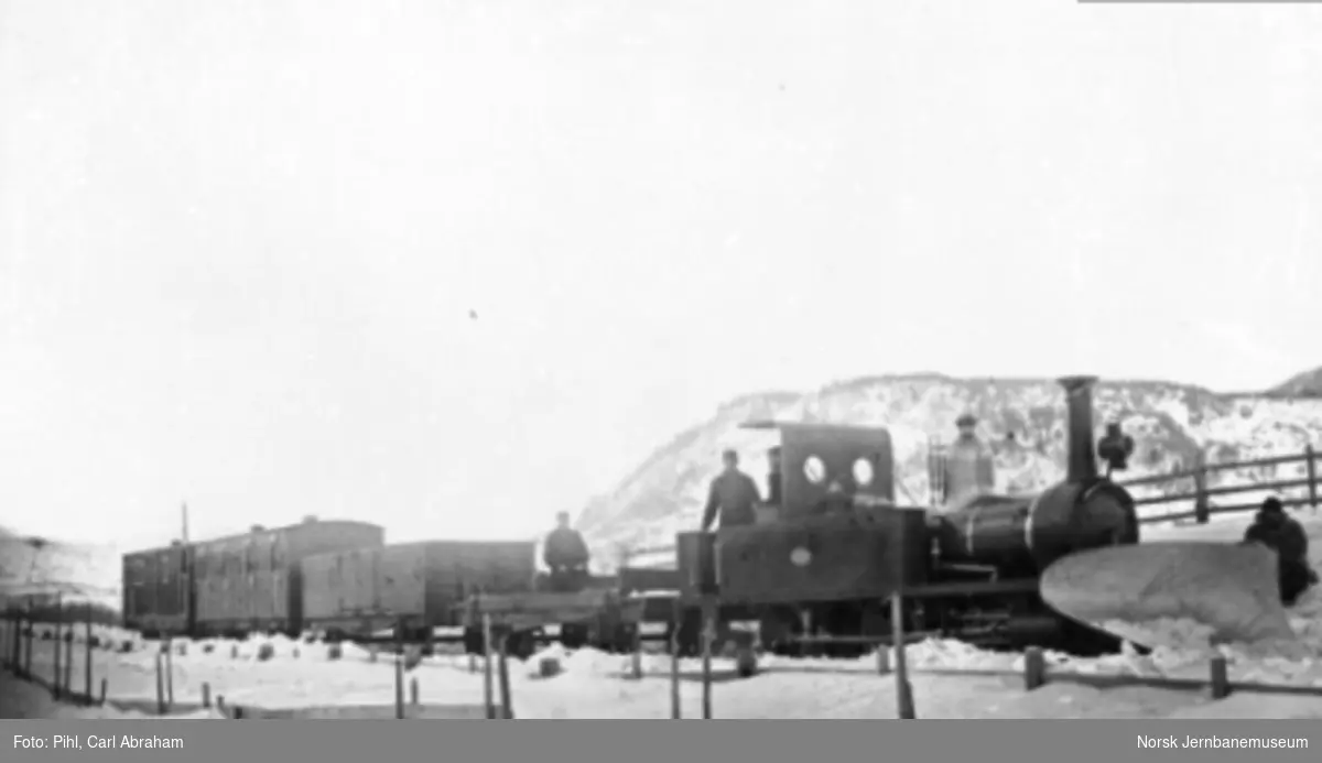 Damplokomotiv type II nr. 4 "Sverre" med snøplog foran blandet tog på Størenbanen