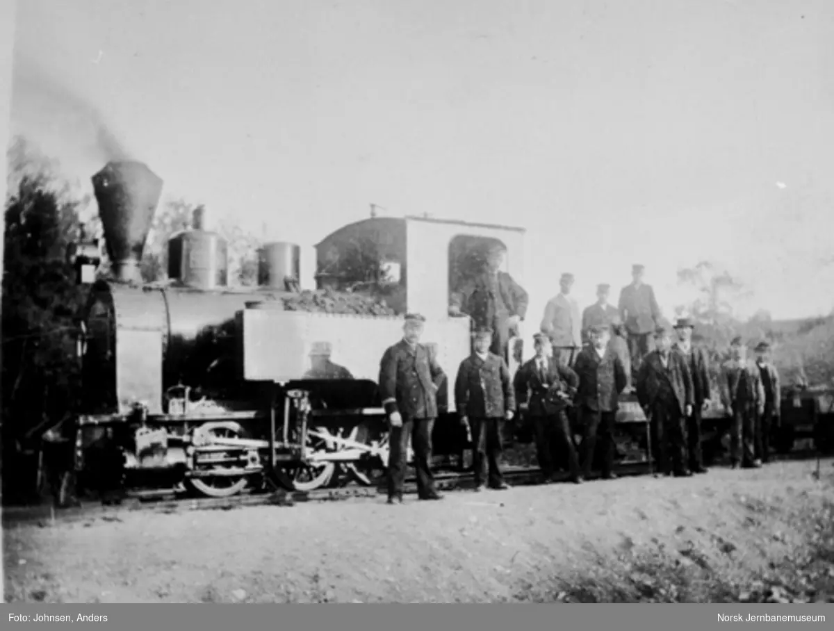 Lokomotiv nr. 1 "Urskog" med grusvogner og personalet oppstilt for fotografering