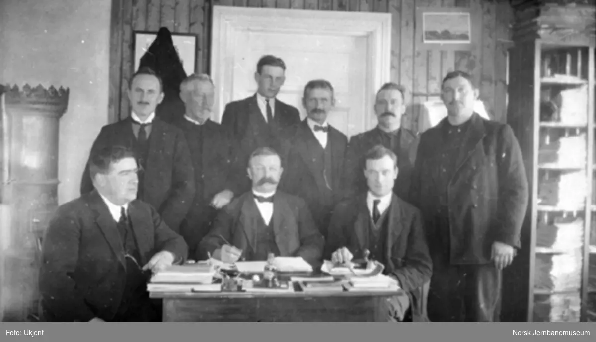 Gruppebilde av ni menn ved streiken i 1920, trolig på Kongsvinger