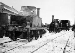 Skadede damplokomotiver nr. 14 (nærmest) og 17 etter togsamm