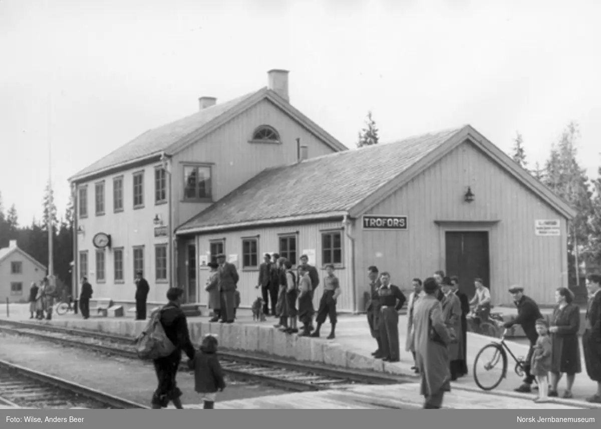 Trofors stasjon med mange reisende