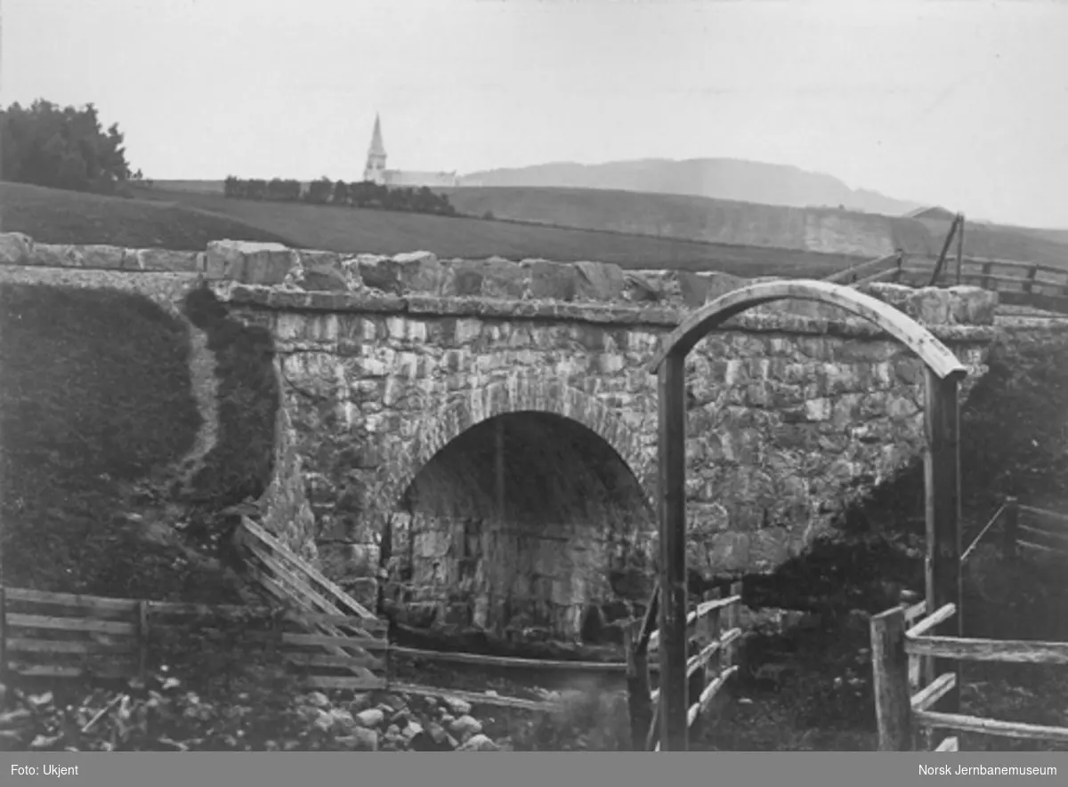 Tveten bro over Loelva nord for Bryn stasjon med kirke i bakgrunnen