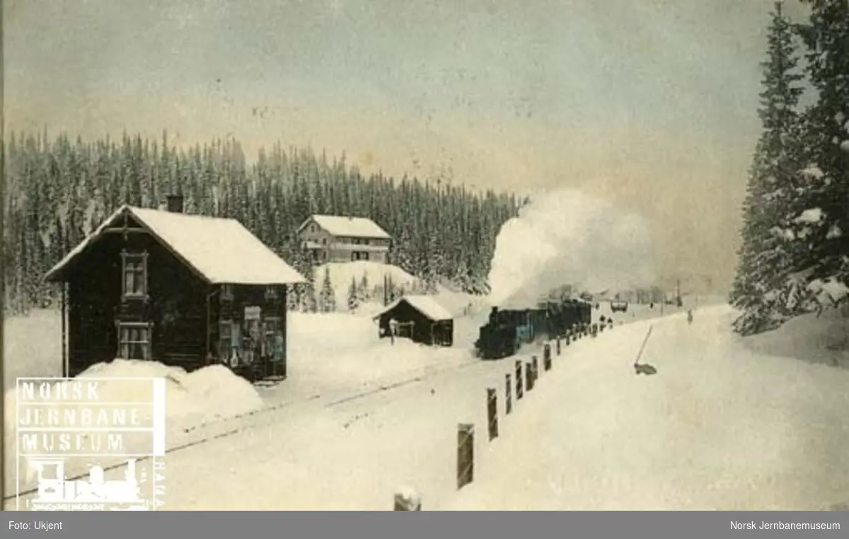 Tonsåsen stasjon, vinterbilde med ankommende tog i retning Fagernes