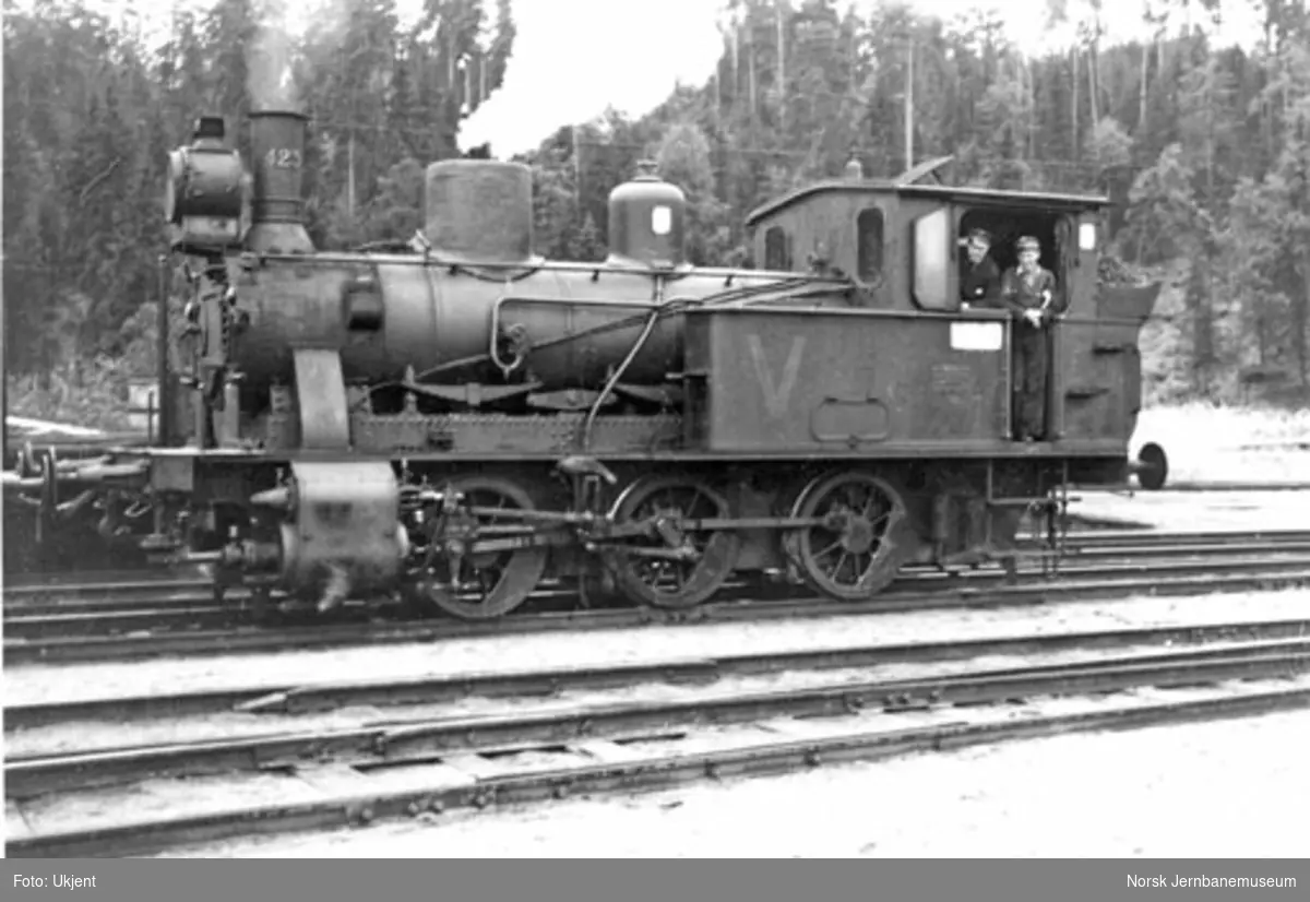 Skiftelokomotiv type 25d nr. 423 med lokomotivfører Hans Kristiansen og fyrbøter Kaare J. Teye