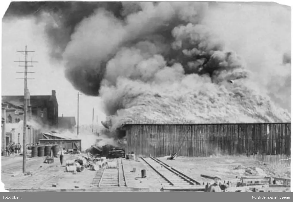 Brann på Hamar dampsag, sett fra jernbaneverkstedet