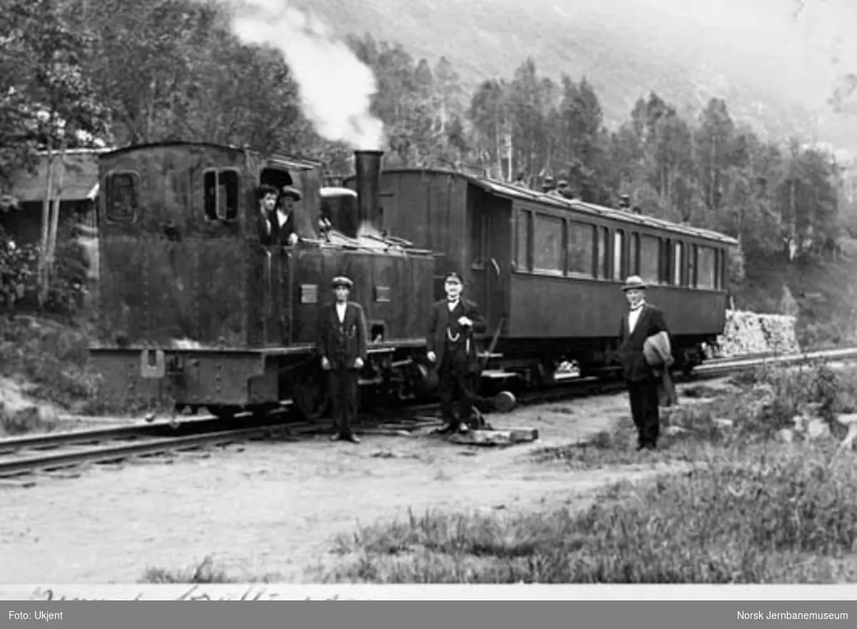 Damplokomotivet "Odin" med ekstratog i anledning bryllup - personvogn ACo nr. 1