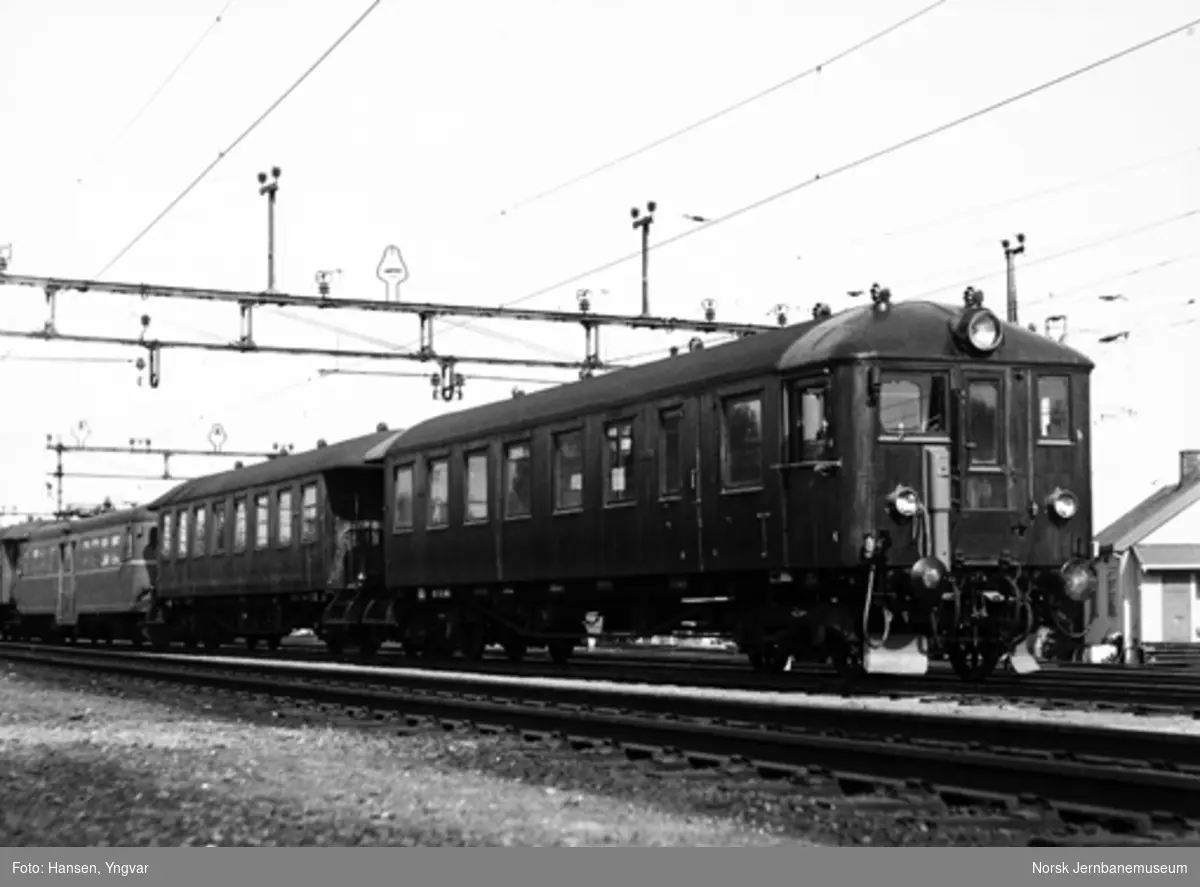 Motorvognmateriell type 65/67 på Lillestrøm stasjon, med styrevogn BFS ...