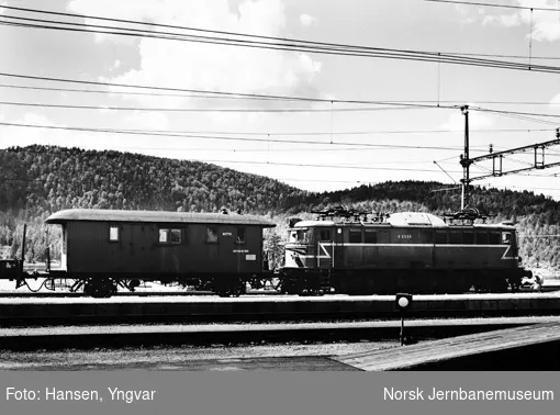Elektrisk lokomotiv El 8 2056 med konduktørvogn FV 20773 i lokalgodstog mot Kristiansand på Nelaug stasjon