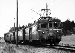 Persontog med elektrisk motorvogn BM 67 04 utenfor Sarpsborg