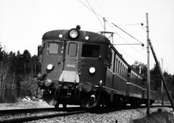 Persontog med elektrisk motorvogn BM 68B 26 utenfor Sarpsbor