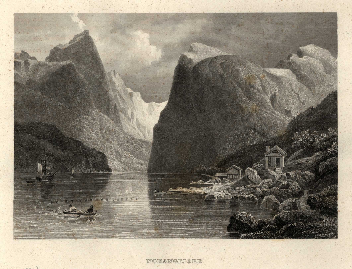 Landskapsbilde fra Nordangsfjorden med fiskere, seilskute, bygninger og fjell
