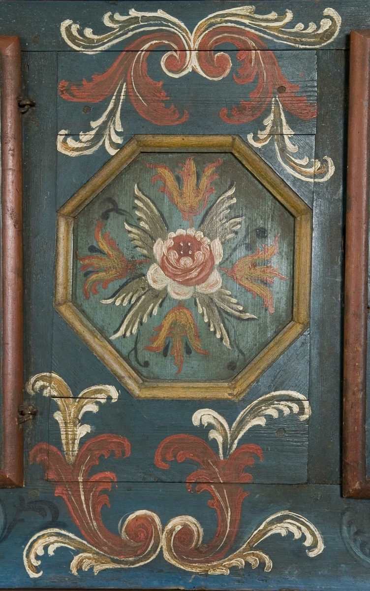 Dekormalt framskap med to dører i overdel