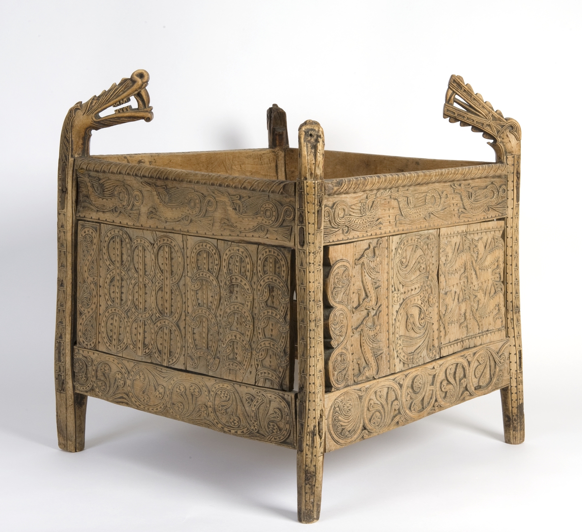 Fire søyler med skåret dyrehode-ornamentikk, sammenføyet med tverrbord og fyllinger. Bunn er åpen foruten to tverrstaver. Hele utsiden er rikt dekorert med utskåret dyr og ranker.